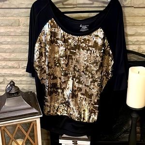 Ladies casual top with sequins